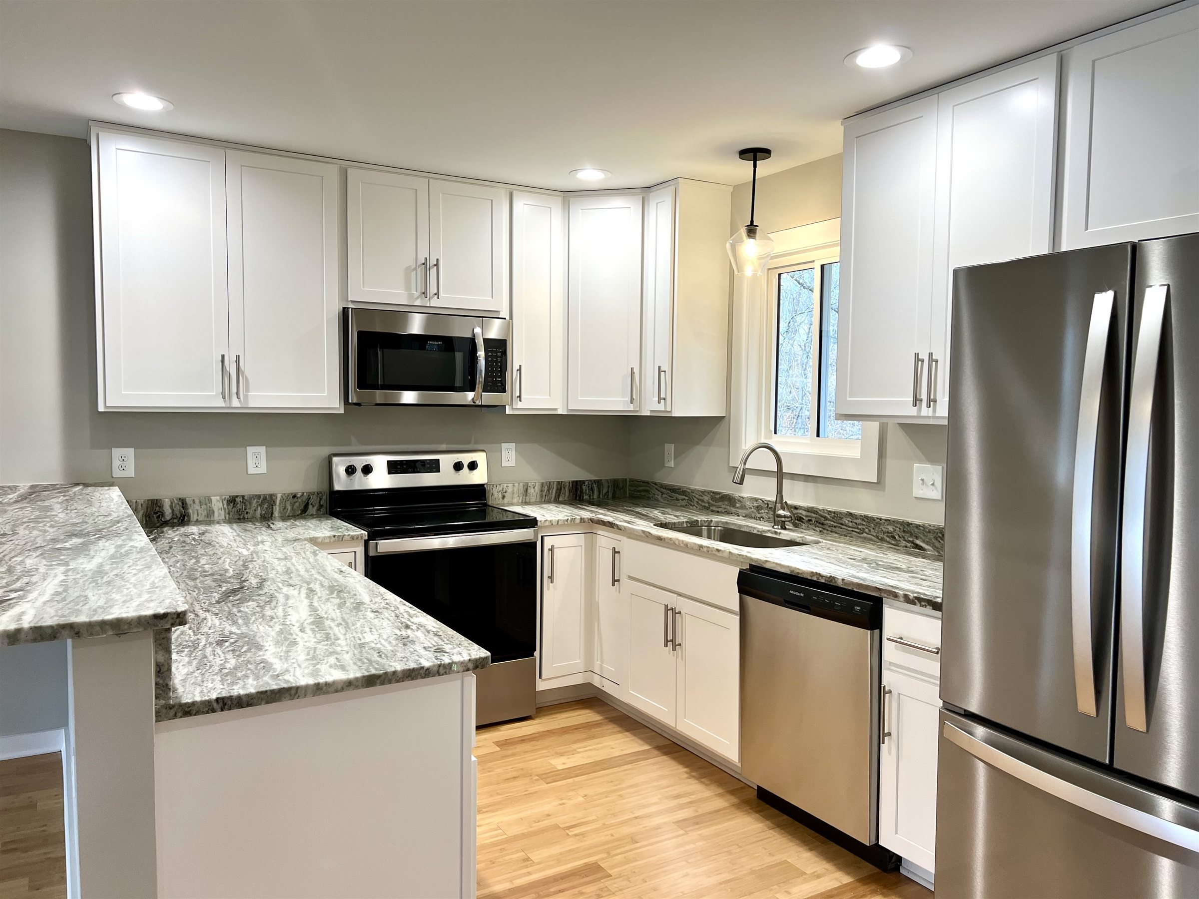 Standard Cottage XL 3 Bed — kitchen with granite-look counters and stainless appliances